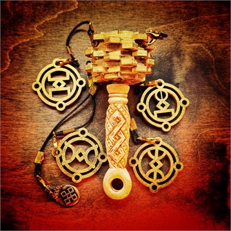 {{photo.Alt || photo.Description || 'Руническая мельница-малышка, полимерная белая рукоять с рунами Ключ и Победа'}}